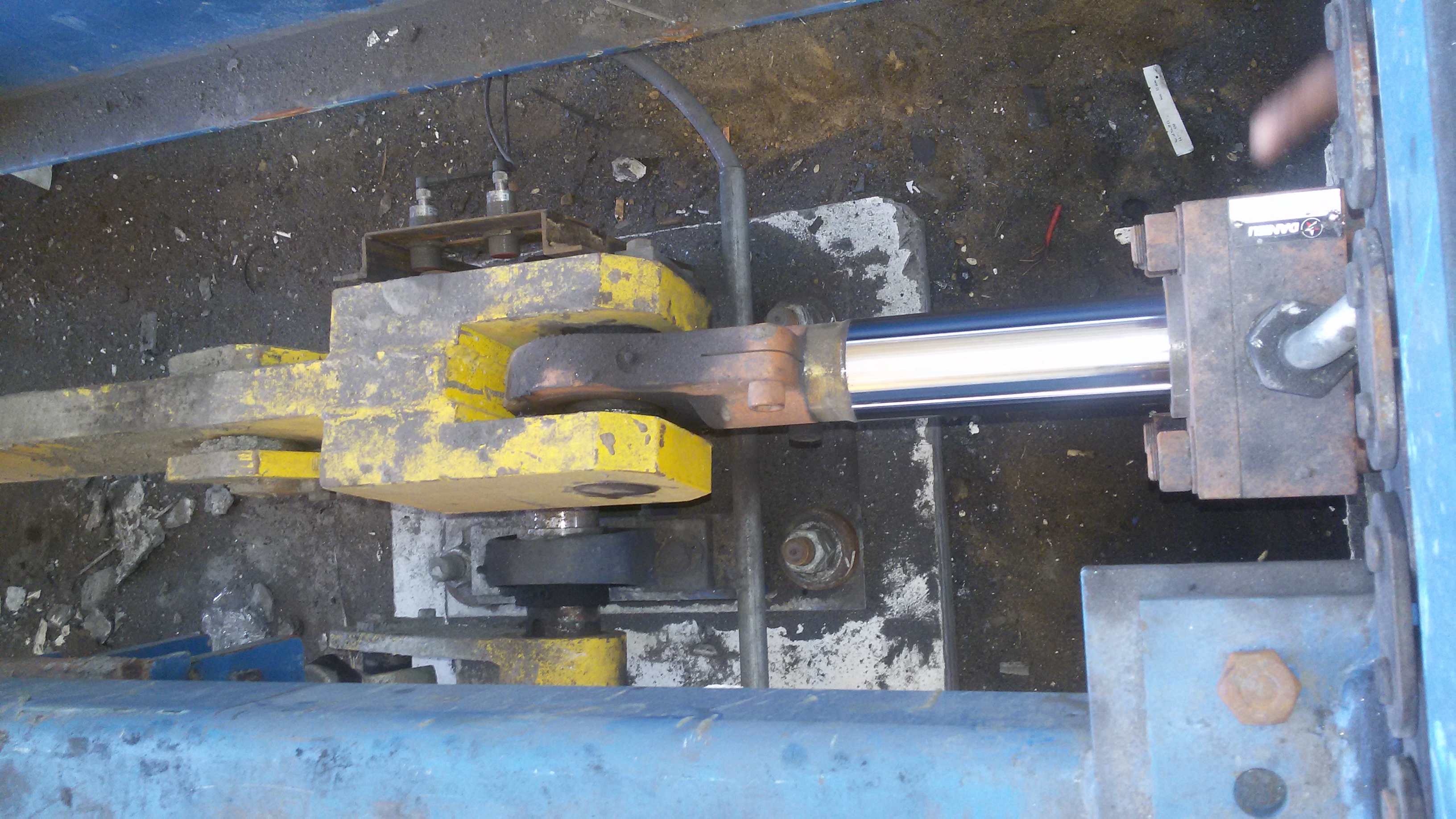 A0002796-连杆液压缸 (DANIELI) (轧材精整区尾部剪切机) 40x28x43.2 毫米